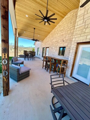 Outdoor dining - Pickleball Court! Beautiful Luxury Lodge, Mtn. Views, Only 2 minutes to Frio! (Concan)