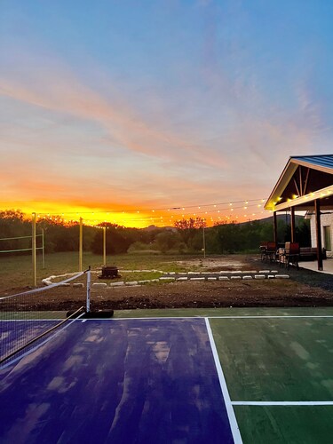 Pickleball Court! Beautiful Luxury Lodge, Mtn. Views, Only 2 minutes to Frio!