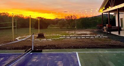 Pickleball Court! Beautiful Luxury Lodge, Mtn. Views, Only 2 minutes to Frio!