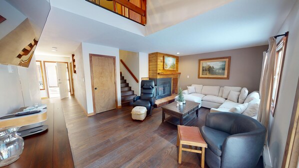 Smart TV, chimenea y futbolito