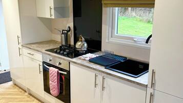 KĂŒhlschrank, Ofen, Herdplatte, Wasserkocher