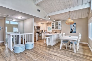 Dining - 🌊Stunning Water Views-Close to Beach-Paradise Along Boca Ciega Bay🌊 (St Pete Beach)