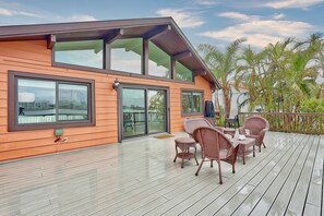 Terrace/patio - 🌊Stunning Water Views-Close to Beach-Paradise Along Boca Ciega Bay🌊 (St Pete Beach)