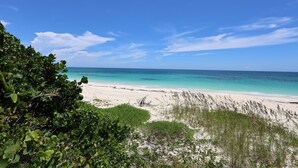 On the beach - Spinney Dune-Beachfront Cottage in the Heart of Hope Town With Harbour Views (Hope Town)