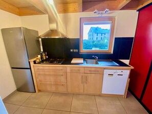 Kjøleskap, mikrobølgeovn, kokeplater og oppvaskmaskin