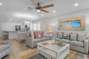 Smart TV - Gulf front newly remodeled, 2 bedroom 2 bath top floor corner unit (Sanibel)