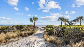 On the beach - Gulf front newly remodeled, 2 bedroom 2 bath top floor corner unit (Sanibel)