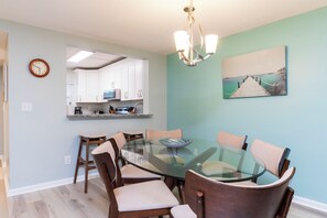 Dining - Poolside condo with Ocean View (St. Augustine)