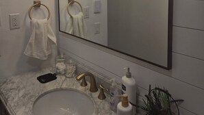 Dusj, hårføner, håndklær og såpe