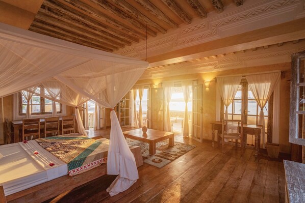 5 bedrooms, iron/ironing board, WiFi, bed sheets