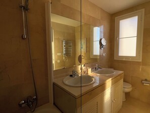 Shower, bidet, towels