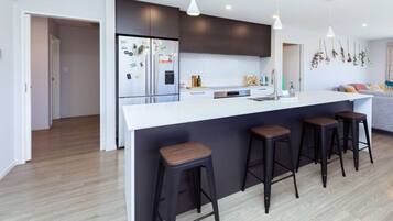 Jääkaappi, mikroaaltouuni, uuni, liesi