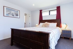 4 slaapkamers, een strijkplank/strijkijzer, reisbedje, gratis wifi