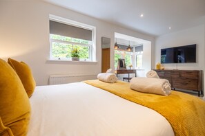 4 bedrooms, iron/ironing board, internet, bed sheets - 2b Harbour Road, Overstrand, Norfolk (Overstrand)