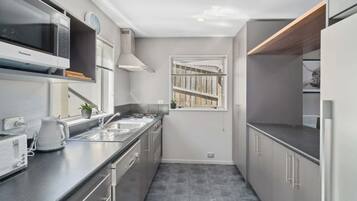 Lemari es, microwave, oven, dan kompor