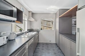 ثلاجة، ميكروويف، فرن، موقد طهي مسطح