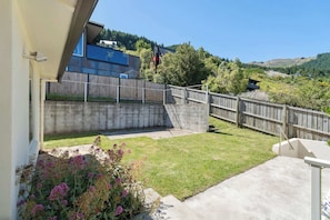Property grounds - Spectacular views, large 3-bedroom house (Queenstown)