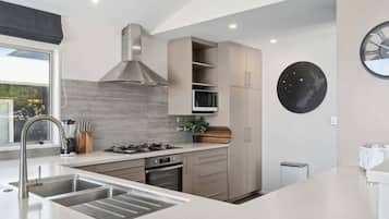 Lemari es, microwave, oven, dan kompor