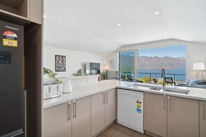 Fridge, microwave, oven, stovetop - Spectacular views, large 3-bedroom house (Queenstown)