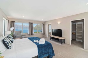 3 bedrooms, iron/ironing board, travel crib, WiFi - Spectacular views, large 3-bedroom house (Queenstown)