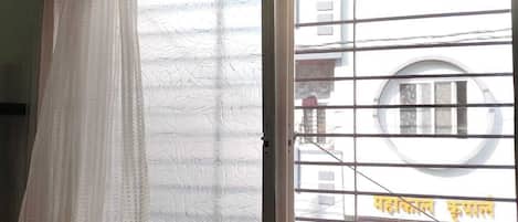 Camera Standard, 1 letto matrimoniale, vista città | Culle/letti per bambini (a pagamento), Wi-Fi gratuito