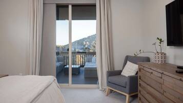 5 chambres, bureau, fer et planche à repasser, lit parapluie