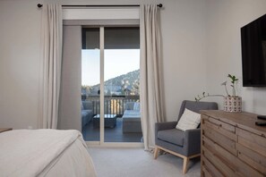 5 bedrooms, desk, iron/ironing board, travel crib