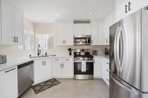 Kühlschrank, Mikrowelle, Ofen, Herdplatte