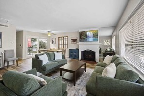 Smart-TV, Kamin, Arbeitsbereiche