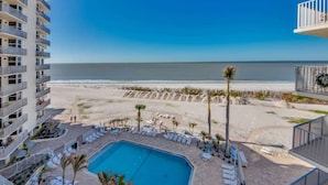 Ein Hotel mit Pool, Meerblick und mehreren Balkonen.