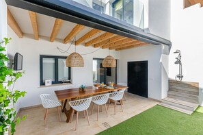 Villa | Restaurante al aire libre