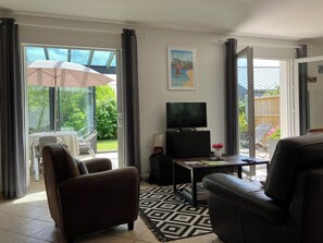 Fernseher, DVD-Player, Bücher, Videothek