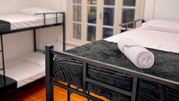 Cama em dormitório compartilhado de 4 camas | Cofres nos quartos, ferros/tábuas de passar roupa, Wi-Fi de cortesia