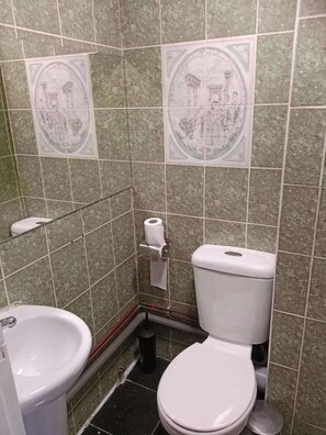 Hus | Badrum | Dusch, djupt badkar, hÄrtork och handdukar