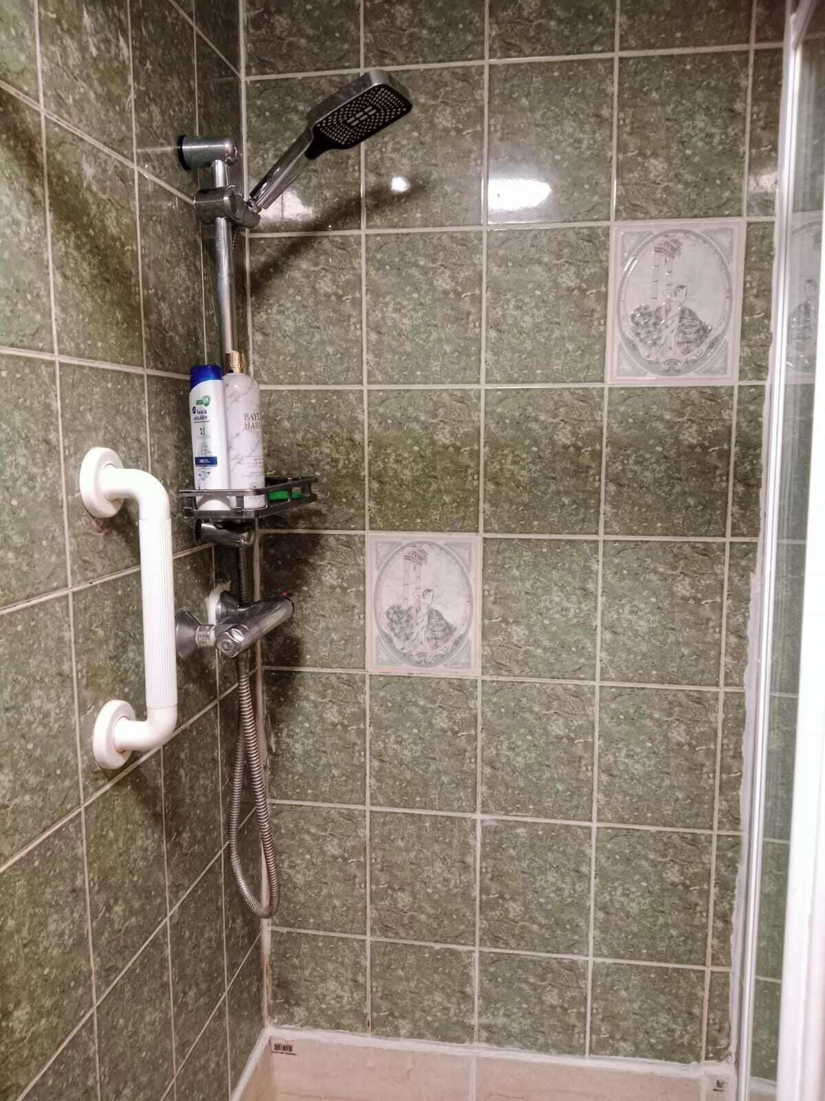House | Bilik Mandi | Pancuran mandi, tab mandi rendaman dalam, pengering rambut 