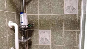 House | Bilik Mandi | Pancuran mandi, tab mandi rendaman dalam, pengering rambut