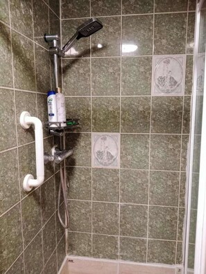 Casa | Baño | Regadera, tina profunda, secadora de cabello, toallas 