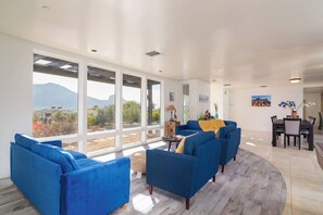 スマートテレビ、暖炉、テーブルサッカー台、卓球台