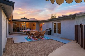 Outdoor dining - X-Large Groups Pool/Billiards/PingPong/AirHockey (Paradise Valley)
