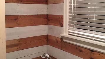 Serviettes fournies, savon, papier toilette