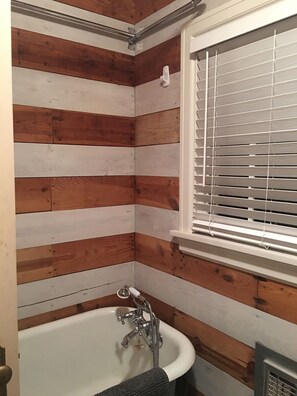 Towels, soap, toilet paper - Desirable Elmwood location. Tudor style garage apt studio w/central heat& a/c. (Abilene)