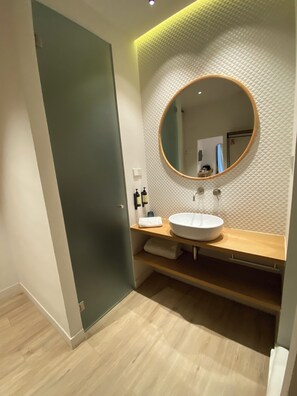 Superior Triple Room | Bathroom - Casa du Soleil Hostal Boutique (Madrid)