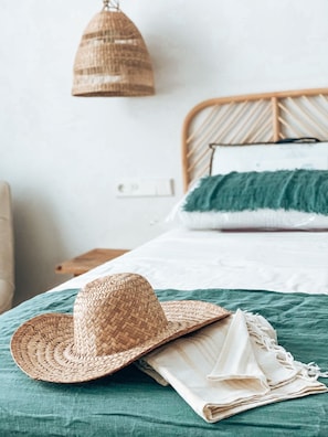 Cubrecamas, escritorio, wifi gratis y ropa de cama