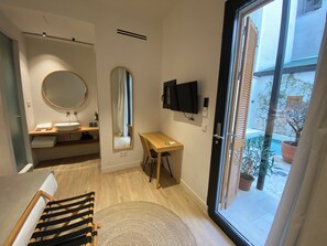 Habitación triple superior | Edredón, escritorio, wifi gratis y ropa de cama