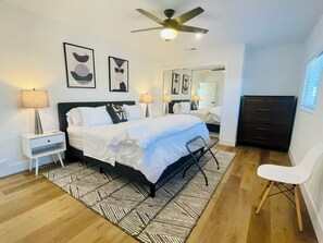 4 室のベッドルーム、デスク、旅行用ベビーベッド、WiFi (無料)