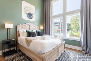 8 bedrooms, desk, iron/ironing board, free WiFi - Cash's Hat - Dual Townhomes + 3 Mins from Downtown (Nashville)