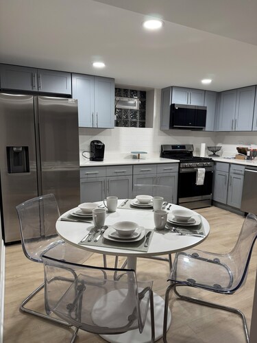 2bedroom apartment in fantastic Chicago near Ohare and quick drive into the city