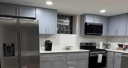 2bedroom apartment in fantastic Chicago near Ohare and quick drive into the city