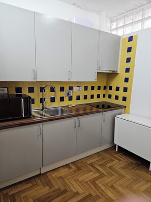 Fridge, microwave, stovetop, coffee/tea maker