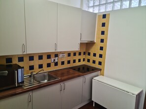 Réfrigérateur, micro-ondes, plaque de cuisson, cafetière/bouilloire